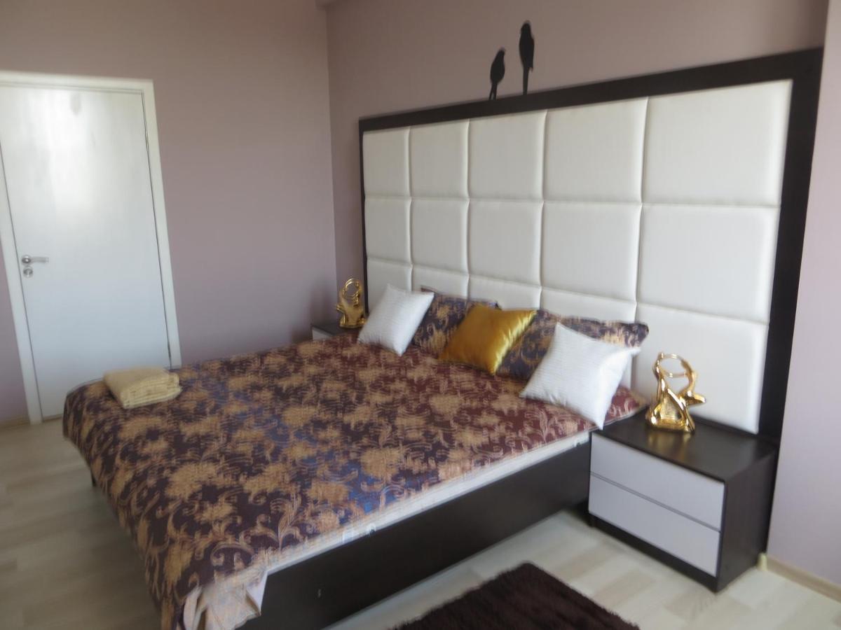 Yellow Apartment In The Center Of Bişkek Dış mekan fotoğraf